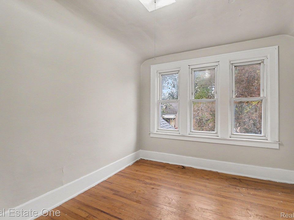 575 Albany St, photo 16
