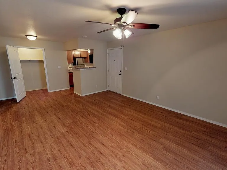 Metroplex Apartments — Photo 25