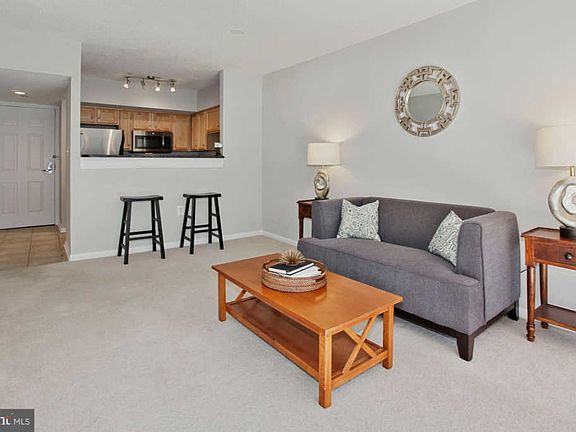 3rd image of 1001 N Randolph St APT 412