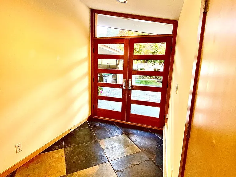 306 E Curling Dr — Photo 7