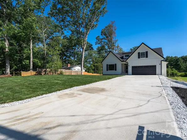 808 Maybank Dr, Hendersonville, NC 28739