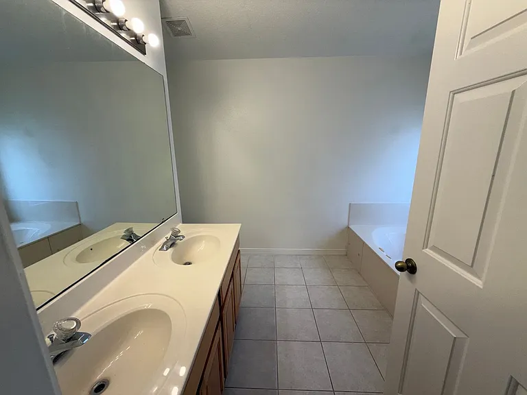 12464 Castlemain Trl — Photo 24