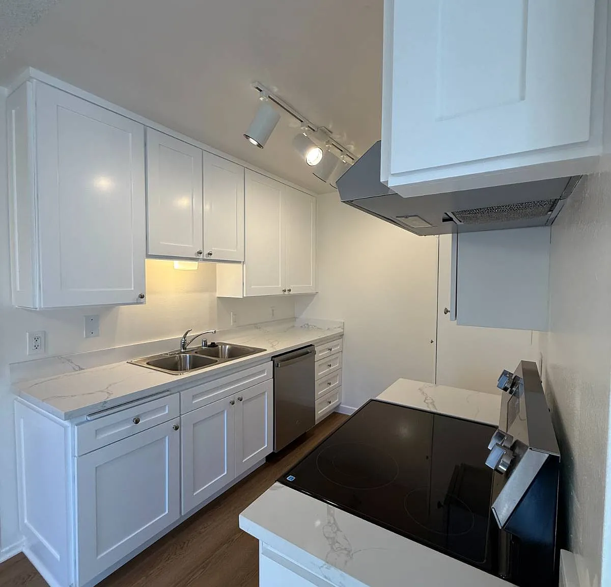 Granada Gardens Apartments — Photo 1