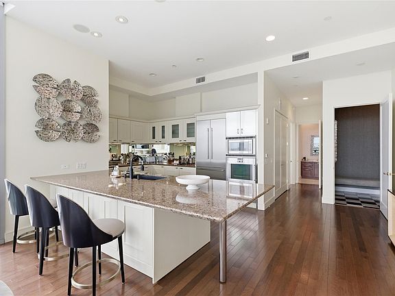4th image of 2727 Kirby Dr APT 16C