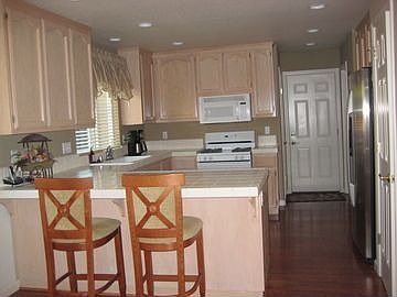 Kitchen w/breakfast bar