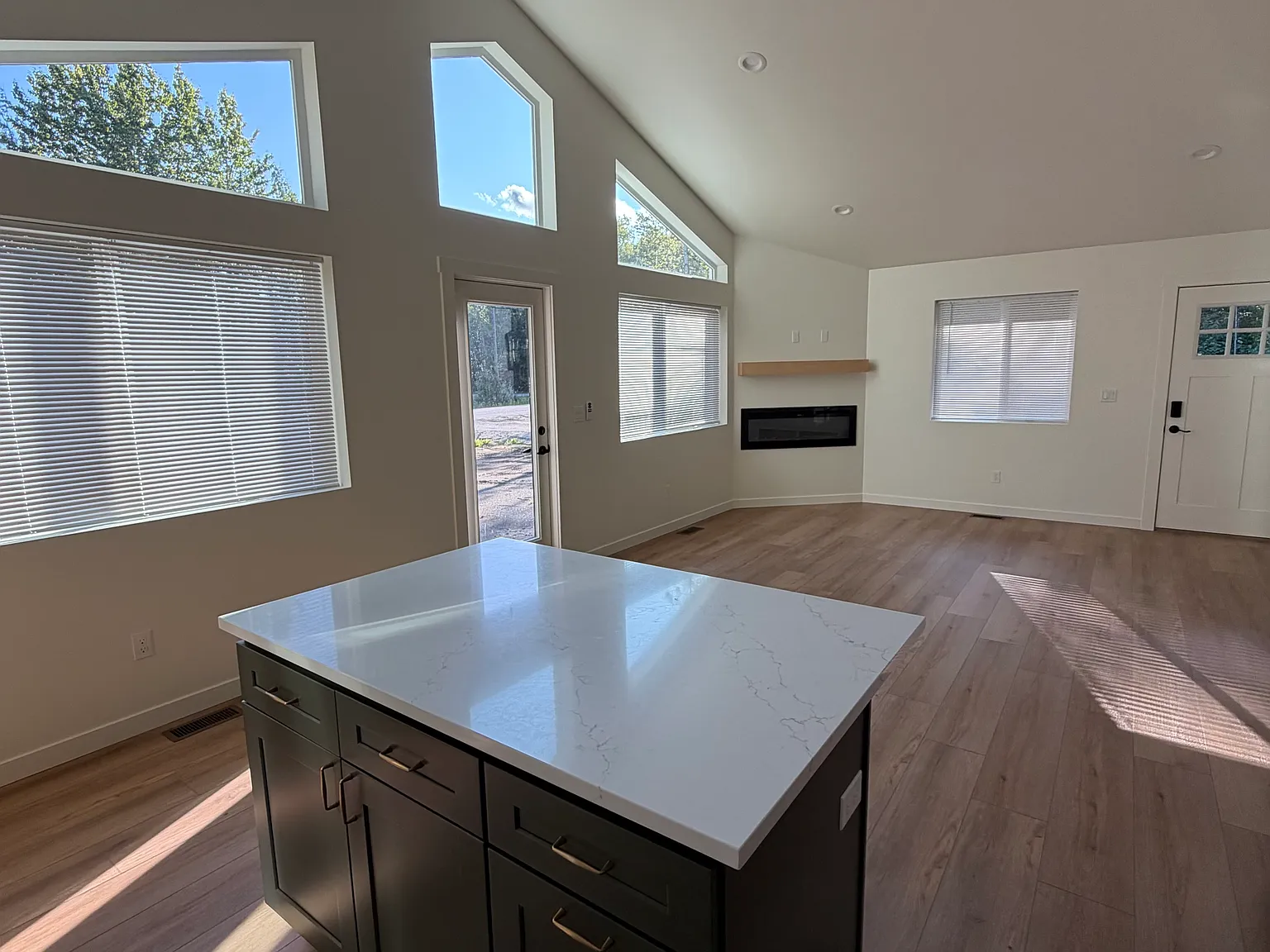 2 bed, 900 sqft, $1,995 — Photo 4