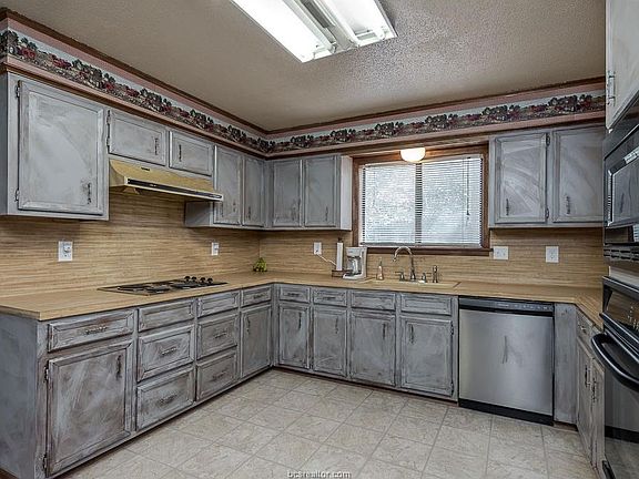 2nd image of 2731 Sandy Cir