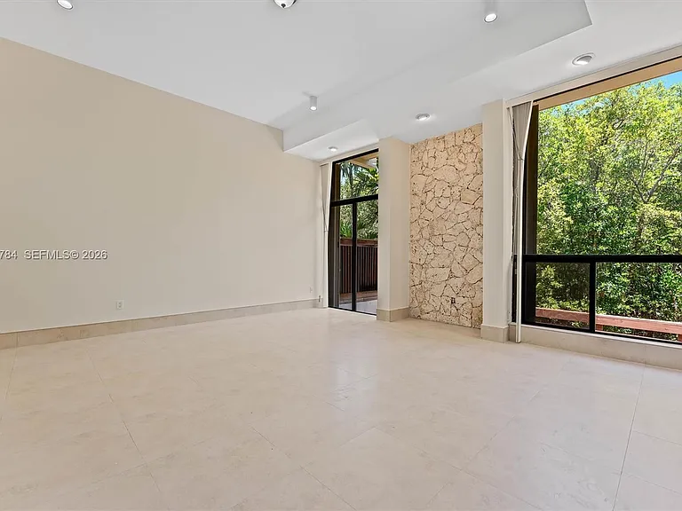 2525 NE 135th St #2525 — Photo 7