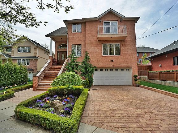 2nd image of 392 Arbutus Ave