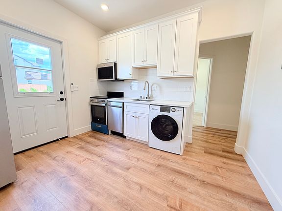 4th image of 1322 Ascot Ln #B