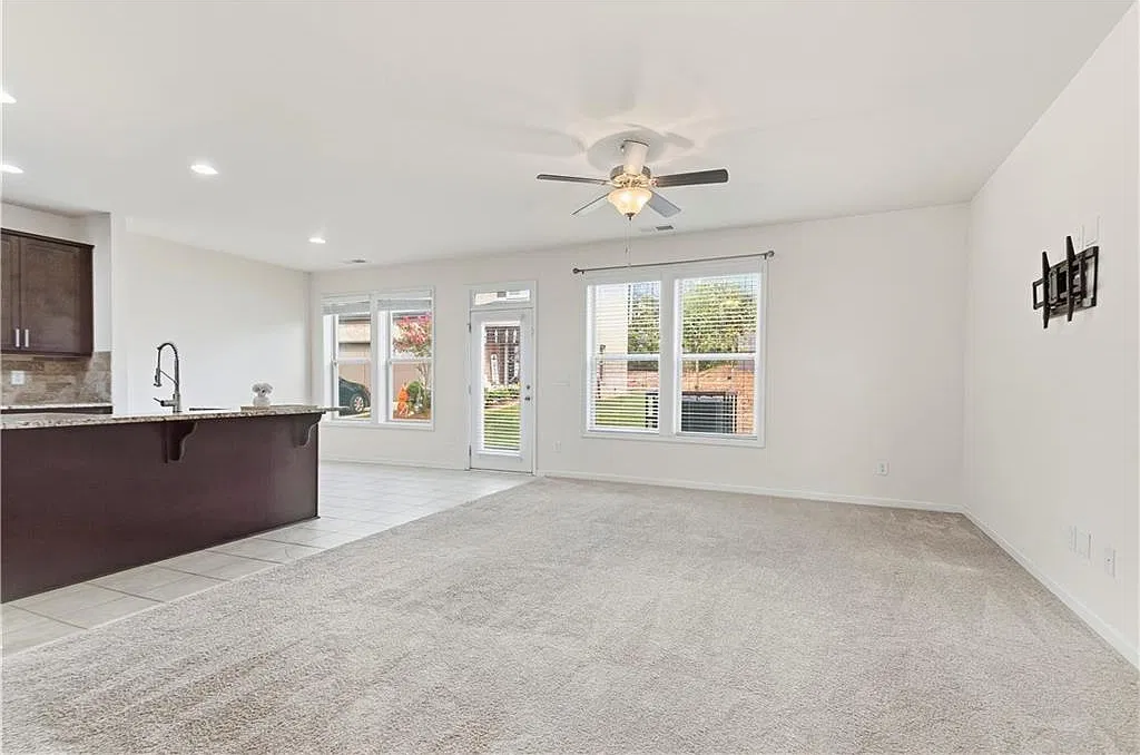 4 bed, 3.5 bath, 2368 sqft, $2,600 — Photo 2