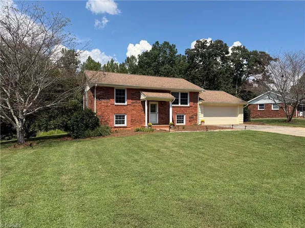 329 Hunter Hills St, North Wilkesboro, NC 28659