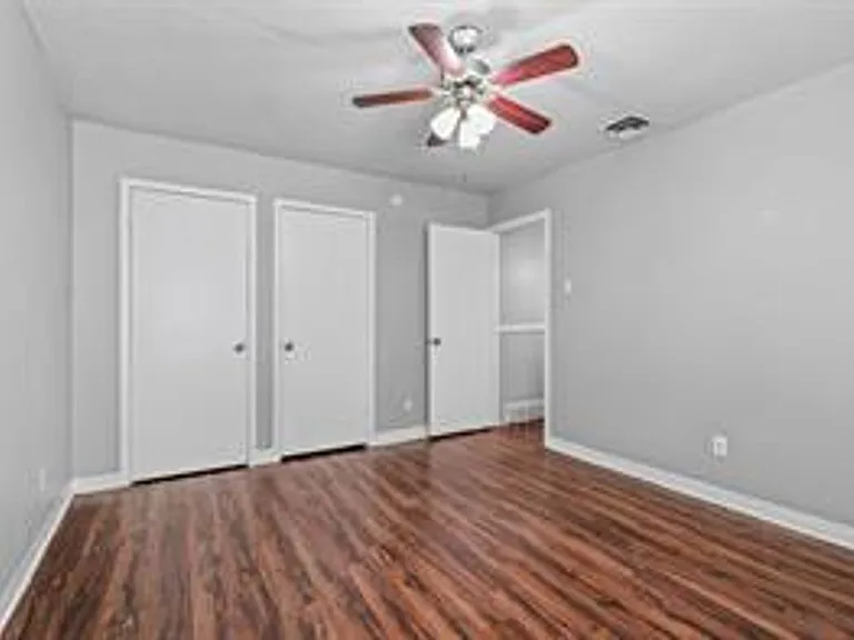 Ennis Place Apartments: Leasing Specials! Great location & Upgrades! — Photo 11