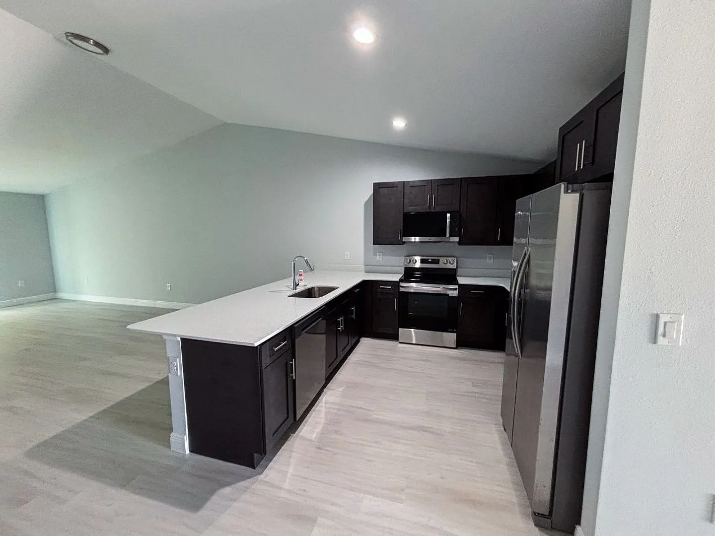 Amazing Opportunity! This Spacious Duplex Offers 3 Bedrooms, 2 Bathrooms, And A 1-Car Garage — Photo 3
