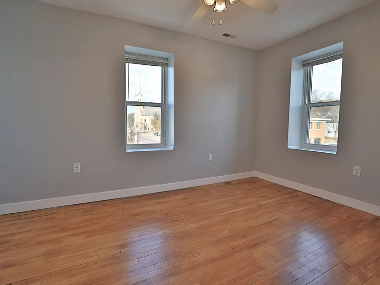 202 Broadway St S #4 — Photo 5