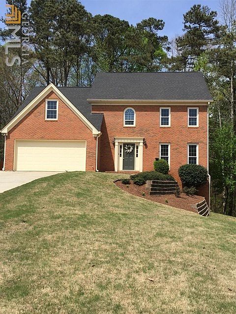 Front of home, large drivewa