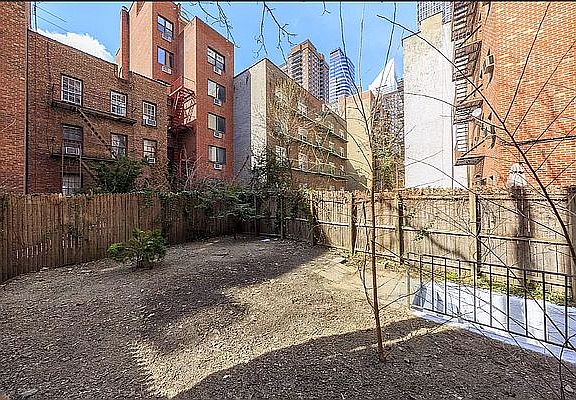 4th image of 338 E 55th St APT 1B