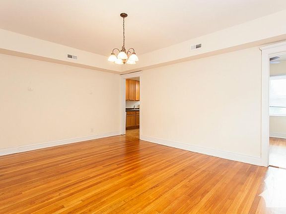 2nd image of 4454 N Winchester Ave #Gdn