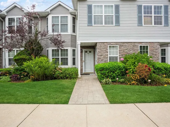 165 Maya Circle #., Central Islip, NY 11722