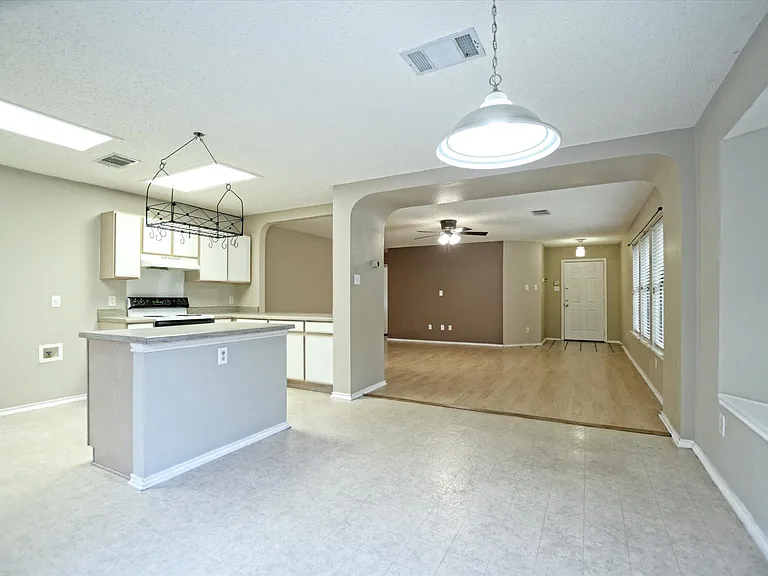 1353 Lakeside Loop — Photo 3