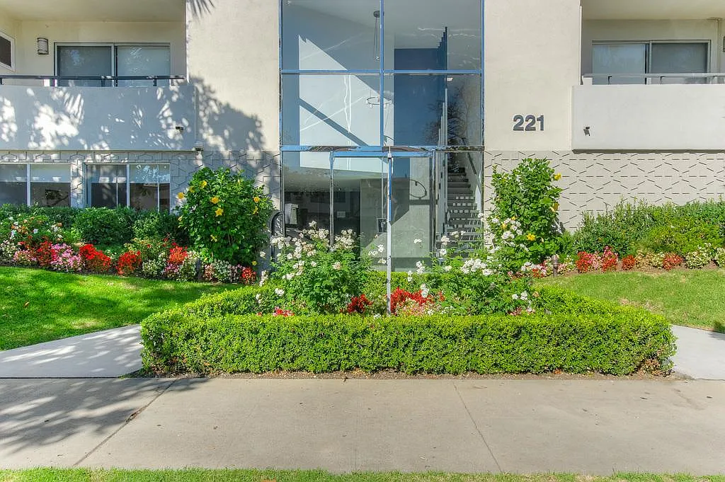 221 S Doheny Drive — Photo 1