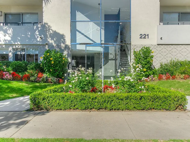221 S Doheny Drive — Photo 3