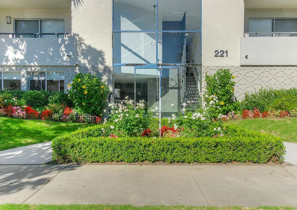 221 S Doheny Drive