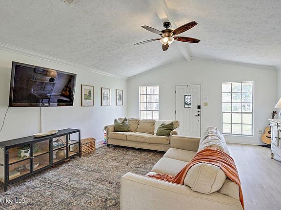 4th image of 211 Bay Park Dr