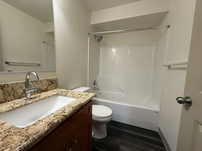 Sierra Point Apartments — Photo 18