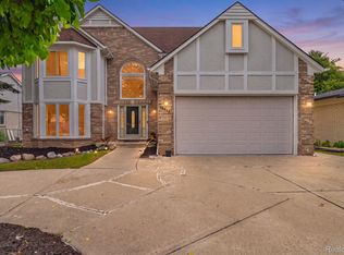 36832 Melbourne Dr, Sterling Heights, MI 48312