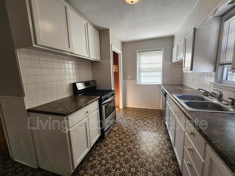 3701 Lewis Ave — Photo 3