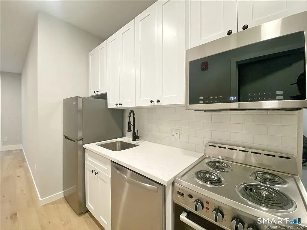 Studio, 1.0 bath, 325 sqft, $1,575 — Photo 3