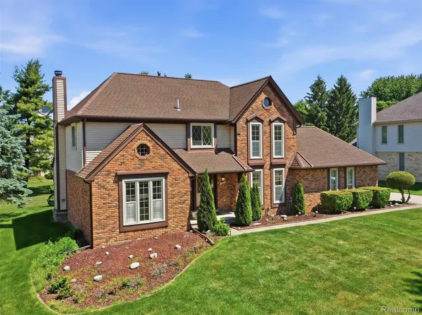 1280 Falcon Dr, Troy, MI 48098