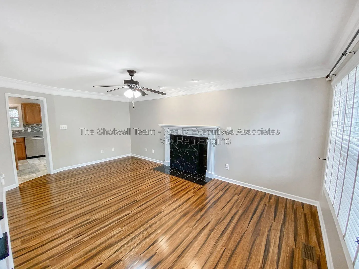 4 bed, 2.5 bath, 1948 sqft, $2,400 — Photo 3