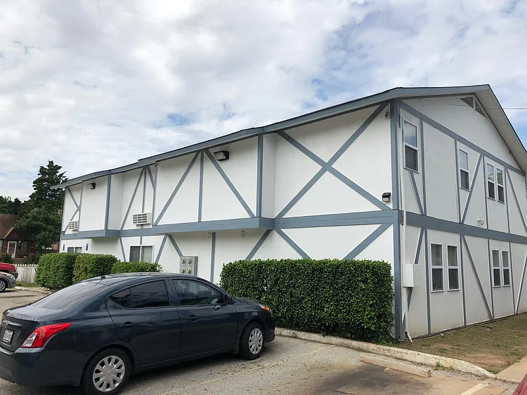 1701 NW 29th St #8 — Photo 3