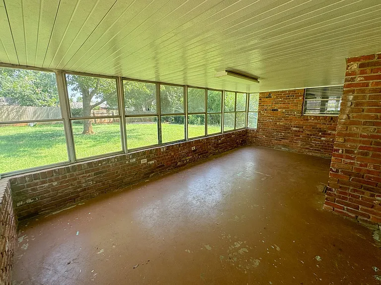 345 Travis Cir — Photo 20