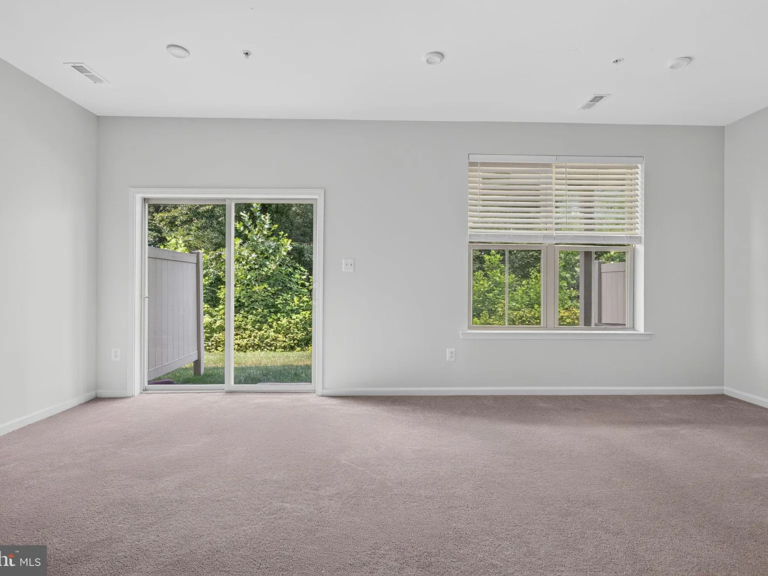 3 bed, 4.0 bath, 2633 sqft, $3,400 — Photo 3
