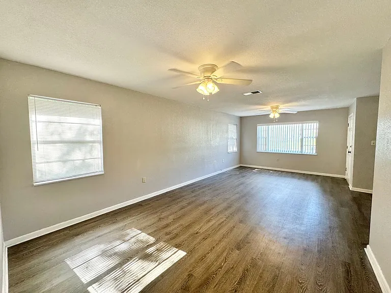311 Avenue B SE — Photo 10