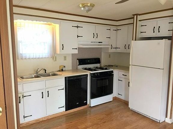 3rd image of 8 Green Holly Dr