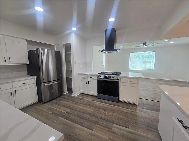 5102 Avenue L — Photo 7