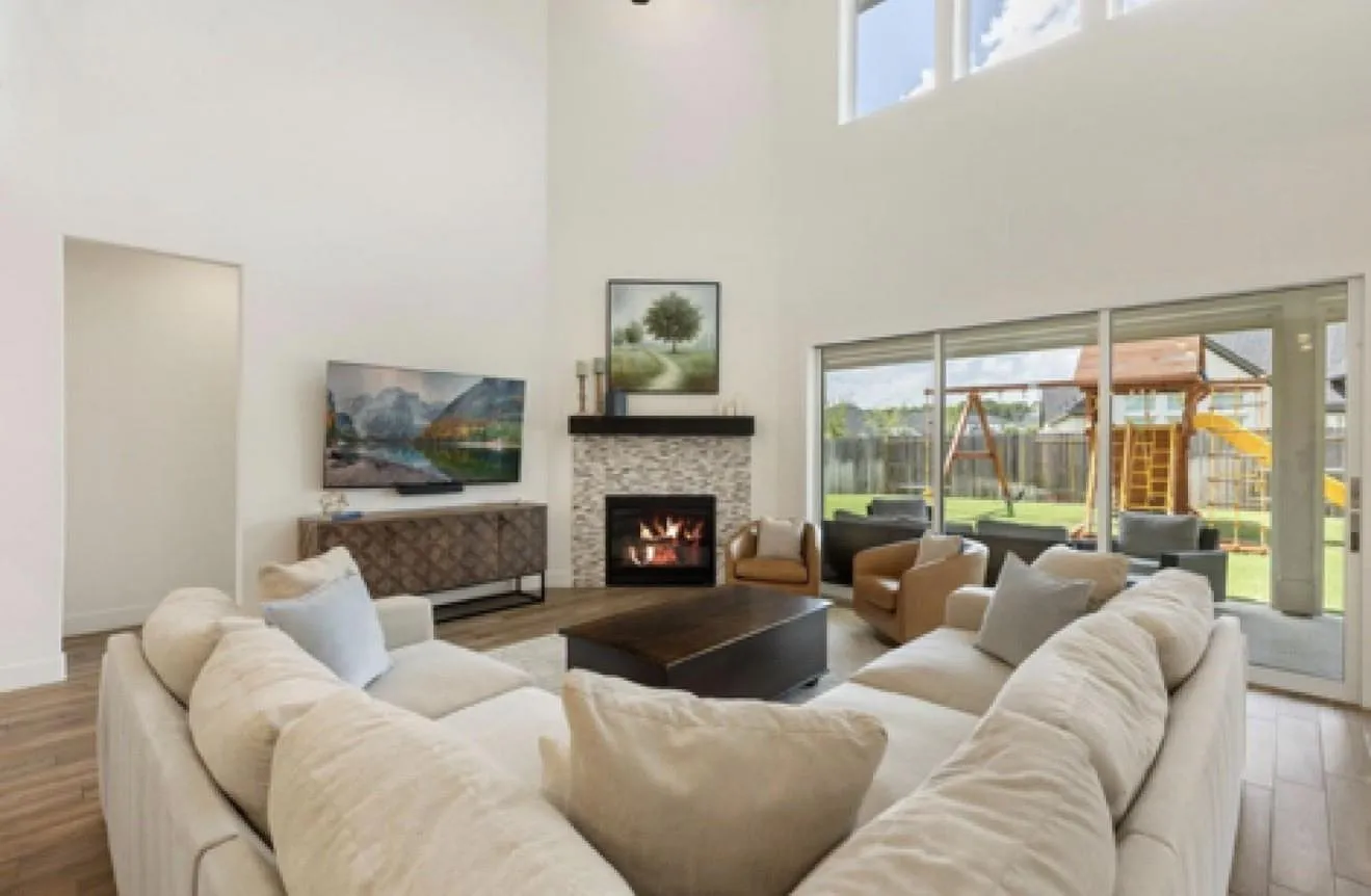5 bed, 4.0 bath, 4190 sqft, $6,100 — Photo 4