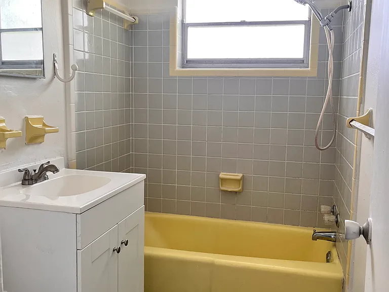 384 Avenue N SW #3 — Photo 8