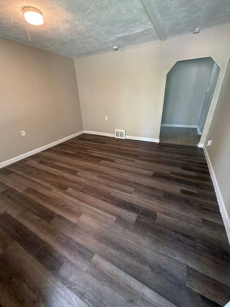 Delightful 2-bedroom, 1.5-bathroom single-family home — Photo 4