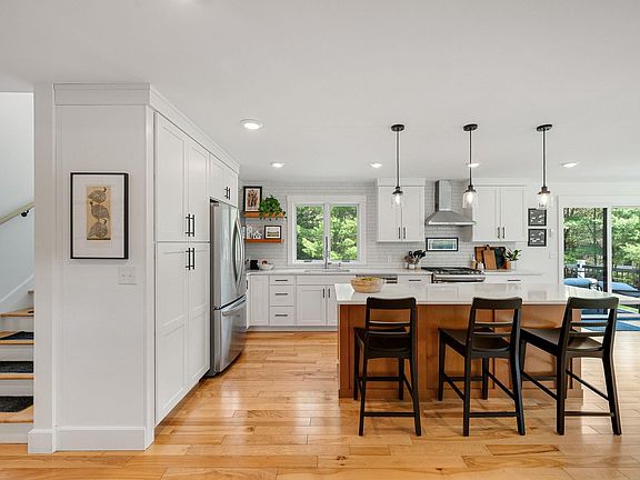 2nd image of 17 Winding Brook Road