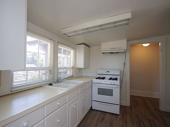 3rd image of 1637 Navarro Ave #1637