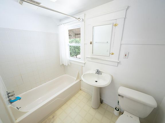 3rd image of 207 Allen St #1/2