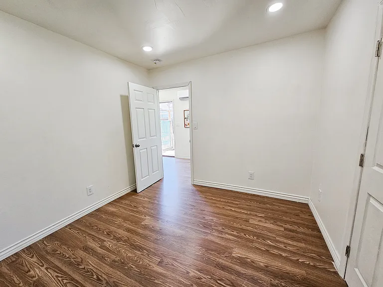 11345 Calvert St — Photo 8