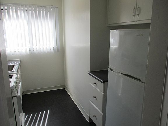 4th image of 3730 Clarington Ave #1