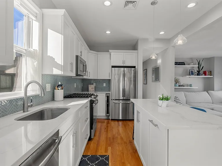 870 E 2nd St #3 — Photo 3