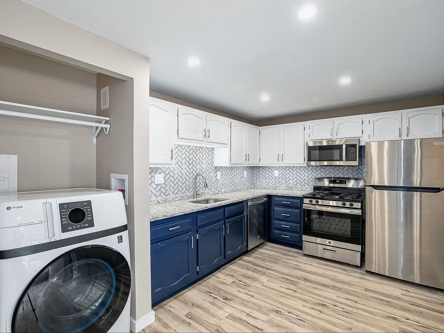 2 bed, 922 sqft, $2,100 — Photo 2